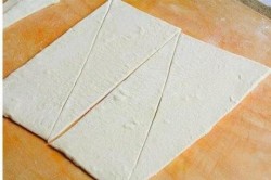 Круассаны из слоеного теста с шоколадом внутри - шаг 1