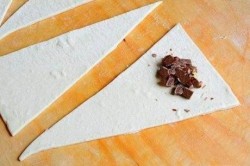 Круассаны из слоеного теста с шоколадом внутри - шаг 2