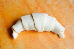 Круассаны из слоеного теста с шоколадом внутри - шаг 3