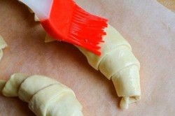 Круассаны из слоеного теста с шоколадом внутри - шаг 4