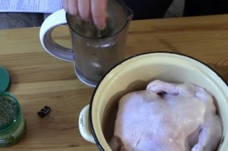 Курица на бутылке запеченная с лимонами и розмарином - шаг 2 Курица на бутылке запеченная с лимонами и розмарином - шаг 2