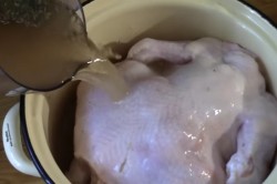 Курица на бутылке запеченная с лимонами и розмарином - шаг 3 Курица на бутылке запеченная с лимонами и розмарином - шаг 3