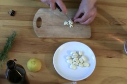 Курица на бутылке запеченная с лимонами и розмарином - шаг 4 Курица на бутылке запеченная с лимонами и розмарином - шаг 4