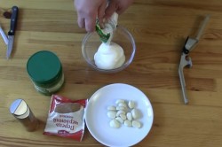 Курица на бутылке запеченная с лимонами и розмарином - шаг 6 Курица на бутылке запеченная с лимонами и розмарином - шаг 6