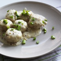 Куриные фрикадельки в сметанном соусе