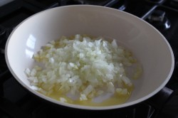 Куриные фрикадельки в сметанном соусе - шаг 1 Куриные фрикадельки в сметанном соусе - шаг 1