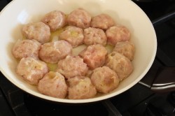 Куриные фрикадельки в сметанном соусе - шаг 5 Куриные фрикадельки в сметанном соусе - шаг 5