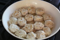 Куриные фрикадельки в сметанном соусе - шаг 9 Куриные фрикадельки в сметанном соусе - шаг 9