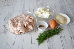 Куриные котлеты с творогом в духовке - шаг 1