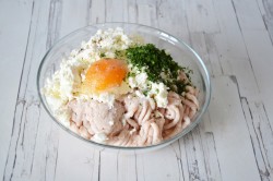 Куриные котлеты с творогом в духовке - шаг 4