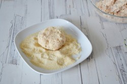 Куриные котлеты с творогом в духовке - шаг 6