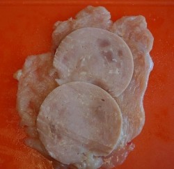 Куриные рулетики с ветчиной и сыром - шаг 1