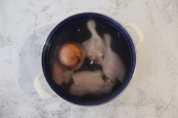 Куриный суп с домашней яичной лапшой - шаг 2 Куриный суп с домашней яичной лапшой - шаг 2