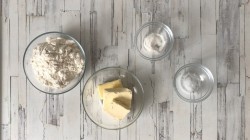 Лакомка с творогом из песочного теста - шаг 1