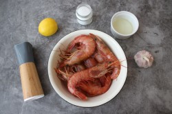 Лангустины на сковороде с чесноком - шаг 1