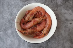 Лангустины на сковороде с чесноком - шаг 2