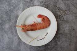 Лангустины на сковороде с чесноком - шаг 3