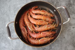 Лангустины на сковороде с чесноком - шаг 4