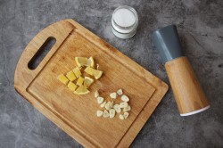 Лангустины на сковороде с чесноком - шаг 5