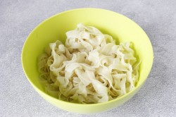 Лапшевник с творогом в духовке - шаг 3 Лапшевник с творогом в духовке - шаг 3