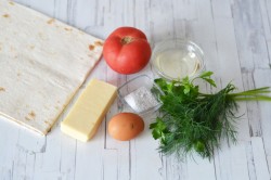 Лаваш с сыром и помидорами на сковороде - шаг 1