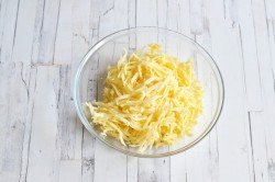 Лаваш с сыром и помидорами на сковороде - шаг 3