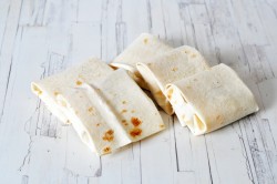 Лаваш с сыром и помидорами на сковороде - шаг 8