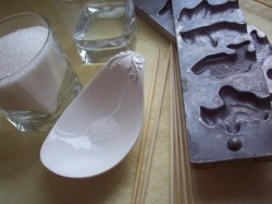 Сладкие леденцы с маслом на палочке - шаг 1