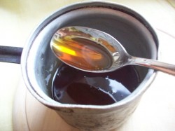 Сладкие леденцы с маслом на палочке - шаг 3