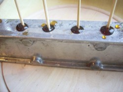 Сладкие леденцы с маслом на палочке - шаг 4