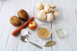 Грибной суп из шампиньонов с вермишелью и картофелем - шаг 1 Грибной суп из шампиньонов с вермишелью и картофелем - шаг 1