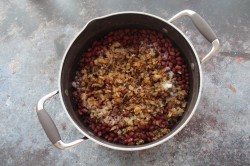 Красная фасоль целыми зернами с грецкими орехами - шаг 3