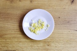 Соус майонез с чесноком - шаг 2