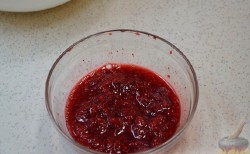 Малиновый десерт со сливочным кремом на День Влюблённых - шаг 3