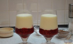 Малиновый десерт со сливочным кремом на День Влюблённых - шаг 4