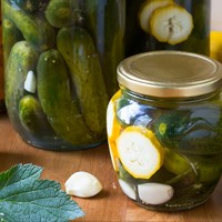 Маринованные огурцы с молодыми кабачками и морковью