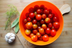 Маринованные помидоры черри на зиму в банке - шаг 2 Маринованные помидоры черри на зиму в банке - шаг 2