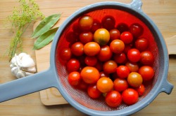 Маринованные помидоры черри на зиму в банке - шаг 3 Маринованные помидоры черри на зиму в банке - шаг 3