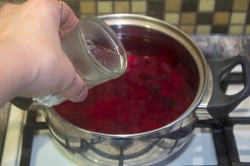 Маринованные яйца куриные - шаг 7