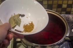 Маринованные яйца куриные - шаг 8