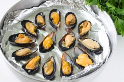 Мидии запеченные в духовке с сыром - шаг 3