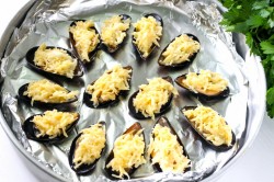 Мидии запеченные в духовке с сыром - шаг 4