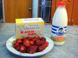 Клубничный молочный коктейль из клубники и мороженого - шаг 1