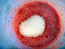 Клубничный молочный коктейль из клубники и мороженого - шаг 6