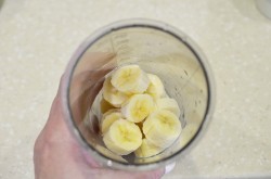 Банановый коктейль молочный - шаг 2 Банановый коктейль молочный - шаг 2