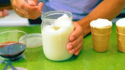 Молочный коктейль с мороженым и черничным сиропом - шаг 1 Молочный коктейль с мороженым и черничным сиропом - шаг 1