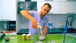 Молочный коктейль с мороженым и черничным сиропом - шаг 2 Молочный коктейль с мороженым и черничным сиропом - шаг 2