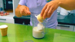 Молочный коктейль с мороженым и черничным сиропом - шаг 3 Молочный коктейль с мороженым и черничным сиропом - шаг 3