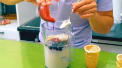 Молочный коктейль с мороженым и черничным сиропом - шаг 4 Молочный коктейль с мороженым и черничным сиропом - шаг 4