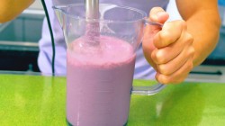 Молочный коктейль с мороженым и черничным сиропом - шаг 5 Молочный коктейль с мороженым и черничным сиропом - шаг 5